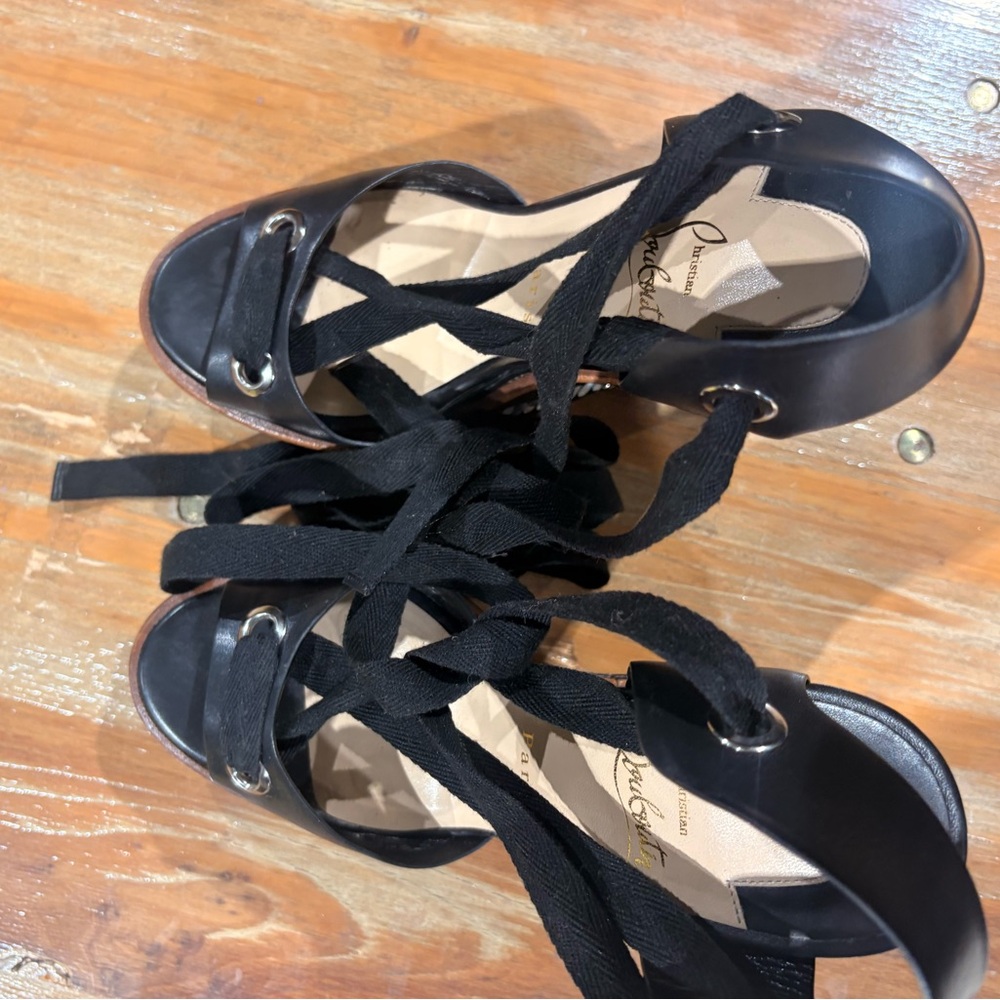 Christian Louboutin - Picture 4 of 10